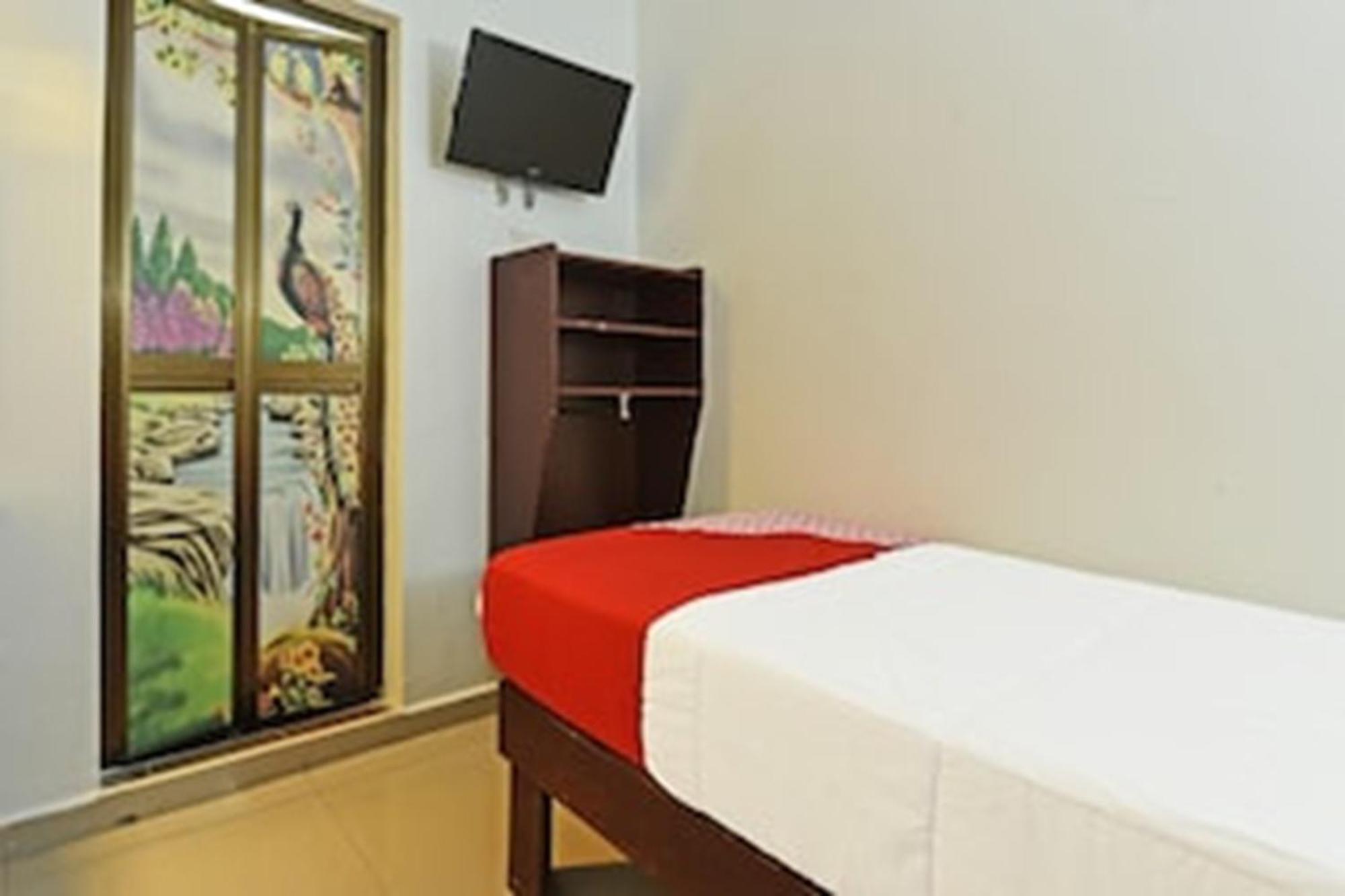 Super Oyo 90572 J Hotel Masjid India كوالالمبور المظهر الخارجي الصورة